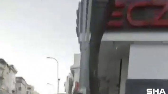 Genç kızı darp edip çantasını çalan hırsız, annenin parke taşlı saldırısıyla karşılaştı