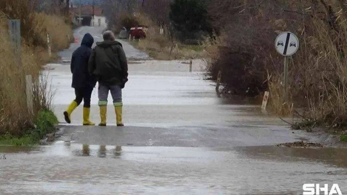 Havran Çayı taştı, kara yolu trafiğe kapandı