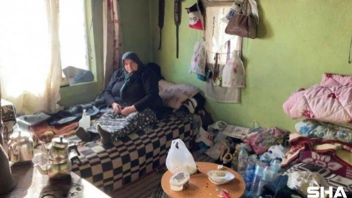 Hayale ortak olan iki genç, yaşlı çift için yeni bir ev inşa ediyor