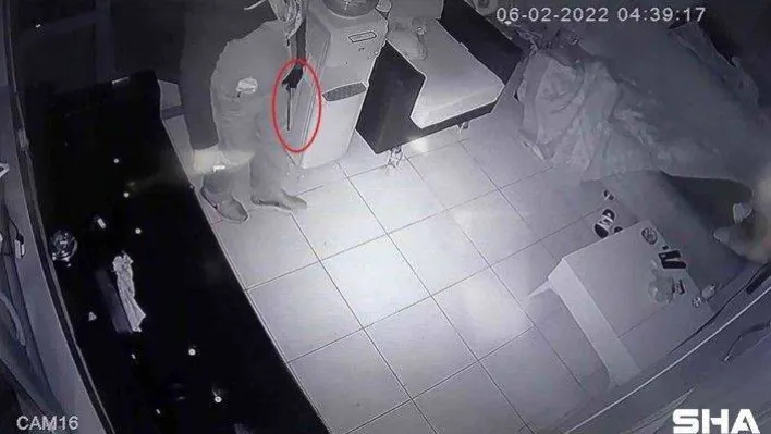 Hırsızın cesareti şaşırttı: İş yeri görevlisi uyanınca kaçtı