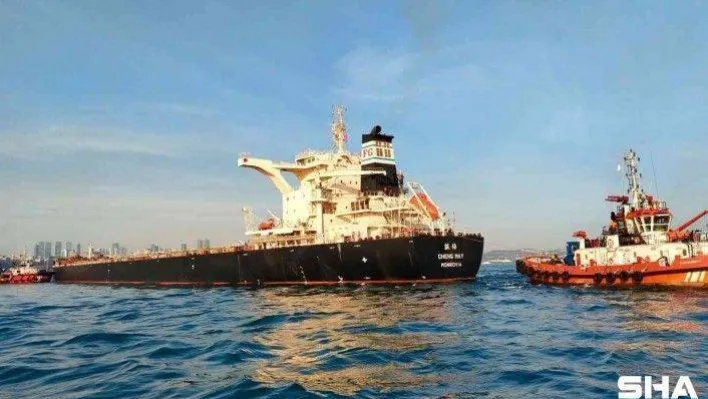İstanbul Boğazı'nda arıza yapan yük gemisi sürüklenmeye başladı