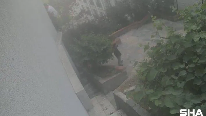 İstanbul'da otele tırmanan hırsızlar kamerada: Cüzdan çalıp paraları bölüştüler