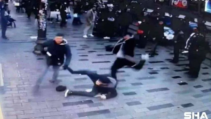 İstiklal Caddesinde parfümcü terörü: Turisti tekmeleyip başında şişe parçaladılar