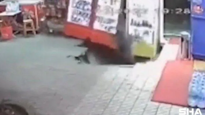 Kadıköy'de bina önünde korkutan çökme kamerada