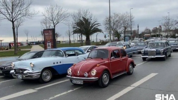 Kadıköy'de çiftler, yarım asırlık klasik araçlarla 'Sevgi Konvoyu' oluşturdu