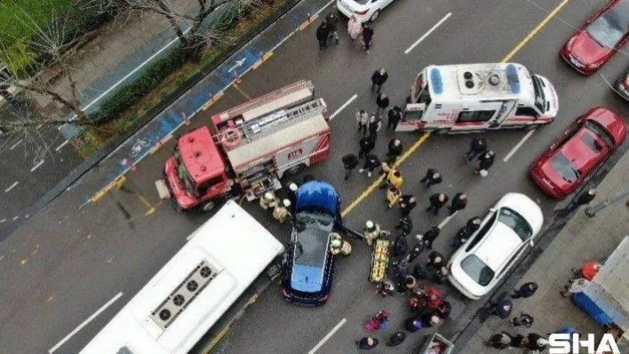 Kadıköy'de İETT otobüsü otomobile çarptı, sürücü kadın araçta sıkıştı