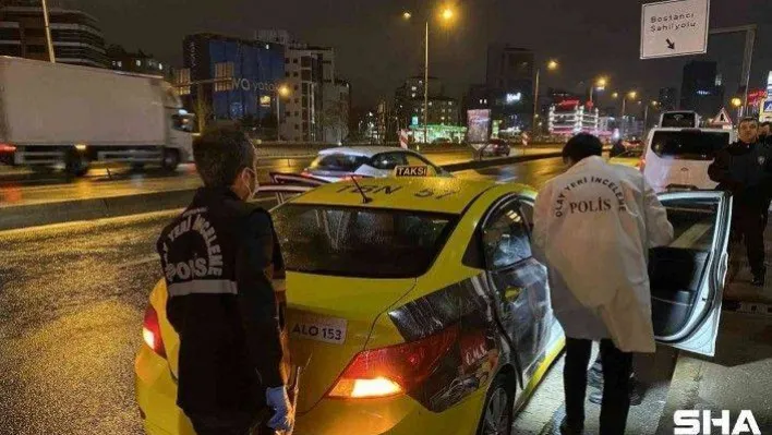 Kadıköy'de taksideki yolcu, şoförü silahla vurup kaçtı