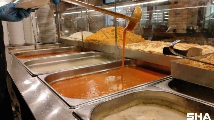 Kafelerdeki çay parasına çorba satıyor