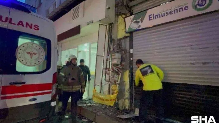 Kağıthane'de alkollü sürücü, doğalgaz kutusuna çarptı: Kaza anı kamerada