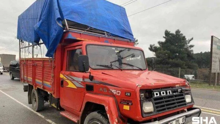 Kamyon ile kamyonet çarpıştı, sıkışan sürücüyü itfaiye kurtardı