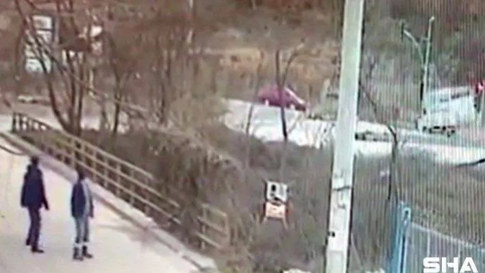 Kamyonet karşı şeritte ışıkta bekleyen otomobile çarptı