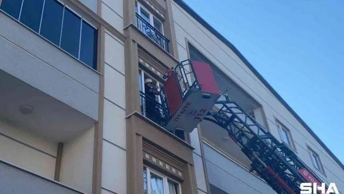 Kapıyı açamayan yaşlı kadın için camdan içeri girdiler