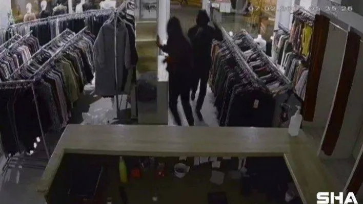 Kapıyı kaldırım taşıyla kırıp hırsızlık yaptılar: O anlar kamerada