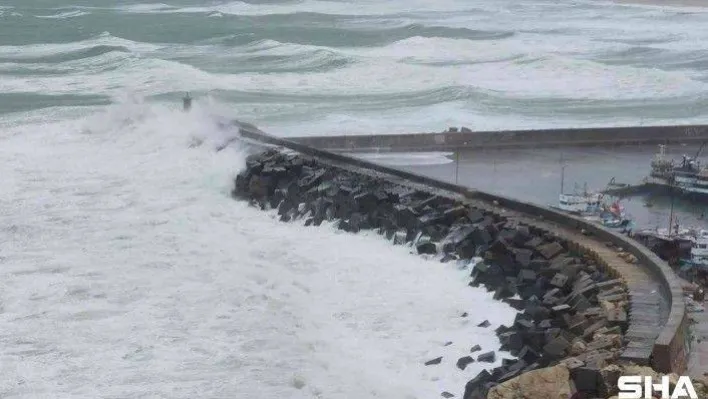 Karaburun'da dev dalgalar oluştu, balıkçılar denize açılamadı