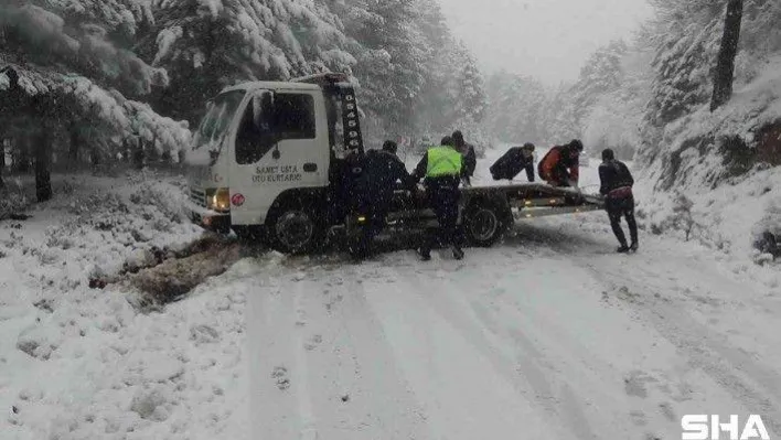 Karda mahsur kalan sürücülerin imdadına jandarma yetişti