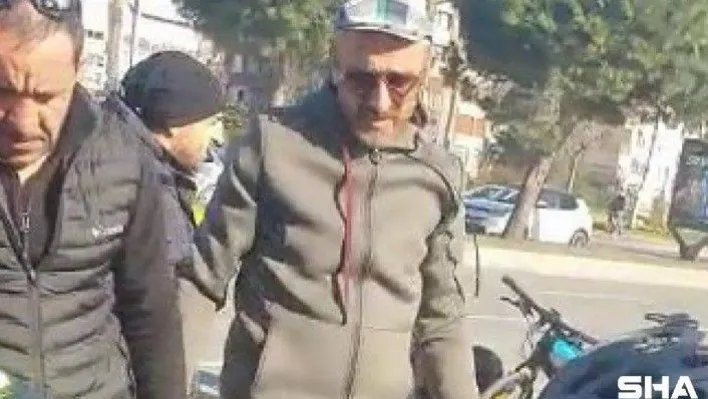 Kartal'da otomobilin çarptığı yaralıya yoldan geçen sağlıkçı yardım etti