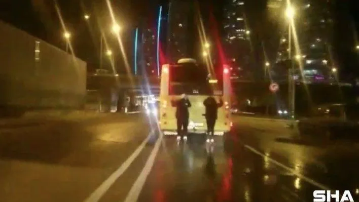 Kartal'da patenli gençlerin otobüs arkasında tehlikeli yolculuğu