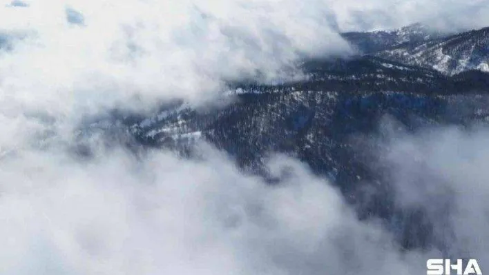 Kartepe'de bulutlarının oluşturduğu kartpostallık manzara dron ile görüntülendi