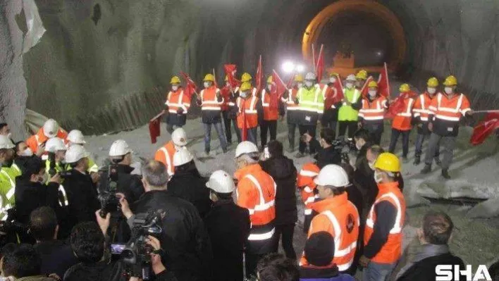 Kazdağları'nda Çanakkale Ayvacık-Küçükuyu Yolu T-2 Tüneli'nde ışık göründü