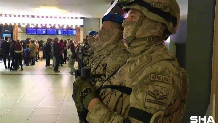 Komandolar, Maçka şehidi Eren Bülbül'ü anlatan film için sinema salonu önünde bekledi