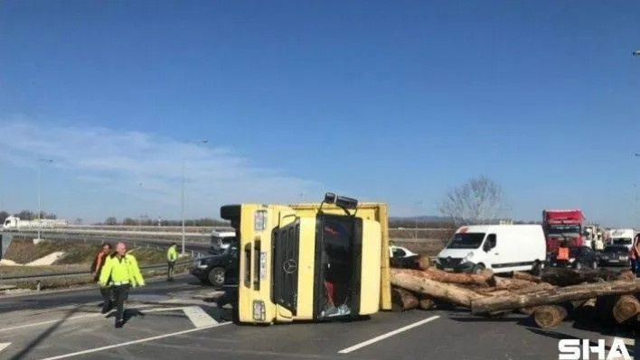 Kontrolden çıkan kamyon devrildi, taşıdığı tomruklar yola savruldu