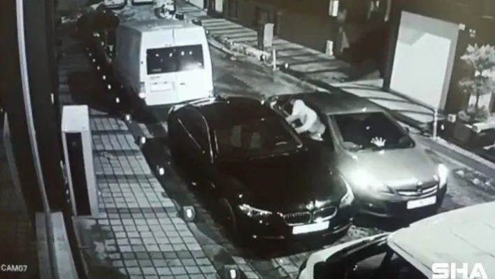 Lüks araçtan dijital konsolu çalan hırsızlar kamerada