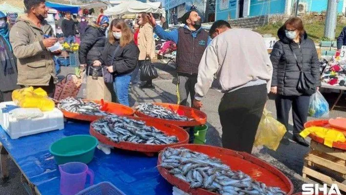 Müşteri çekme yarışı yeri göğü inletiyor: İstavrit 30, hamsi 25 TL