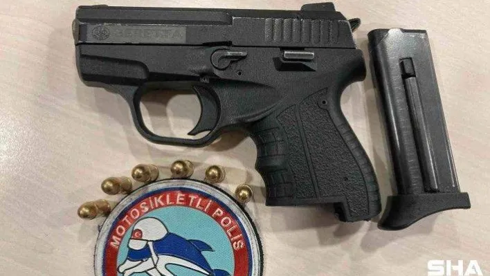 (Özel) İstanbul'da otomobilin vitesinden ve torpido konsolundan tabanca çıktı