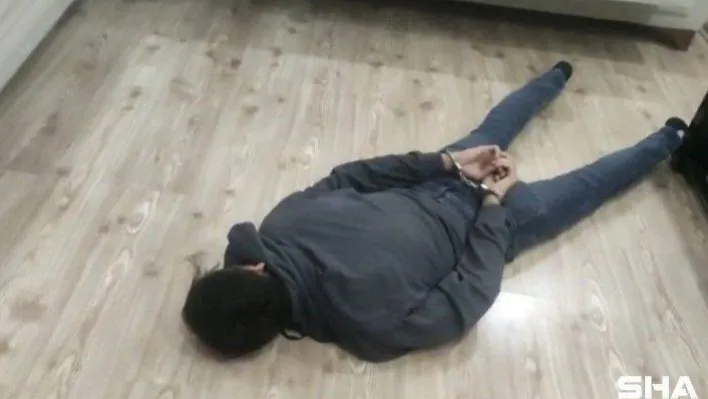 (Özel) İstanbul'da torbacının suçüstü yakalandığı anlar kamerada: Kahve poşetinde satıldığı ortaya çıktı