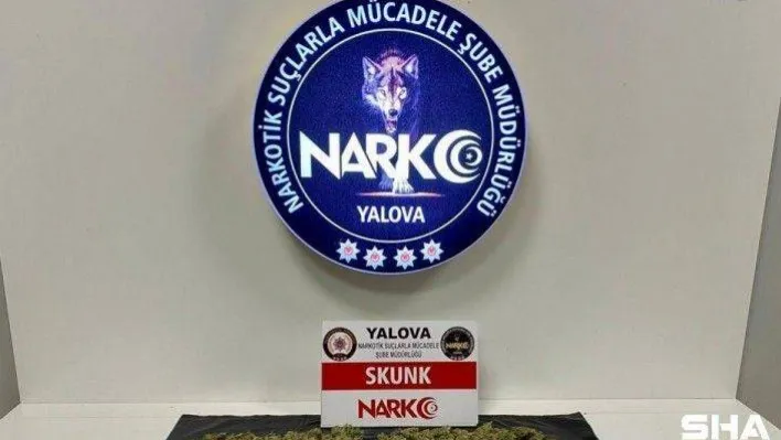 Polisten kaçarken 5 kilo uyuşturucuyu yola attı