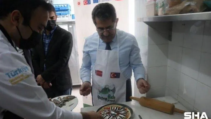 Rektör aşçı önlüğünü giydi, yosun unundan hamsili pizza yaptı