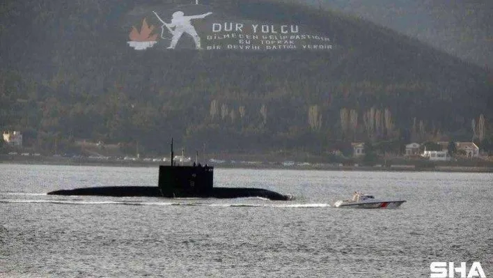 Rus denizaltısı 'Rostov Na Donu' Çanakkale Boğazı'ndan geçti