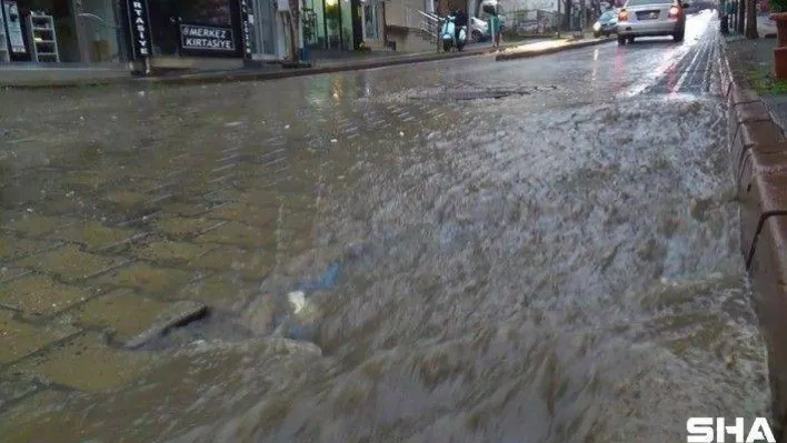 Sağanak yağış şiddetini artırdı: Bozuk mazgallar sokakları felç ediyor