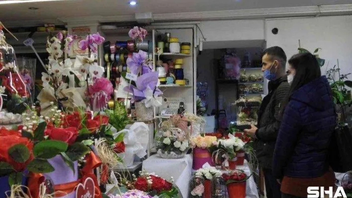 Salgında zor günler geçiren çiçekçiler bu yıl satışlardan umutlu