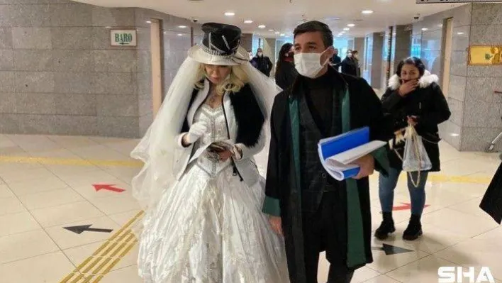 'Sanal aşk oyunu' davasında 'Sisi' lakaplı Seyhan Soylu, duruşmaya gelinlikle geldi