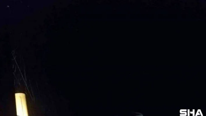 Seyir halindeki araç sel sularının ortasında kaldı