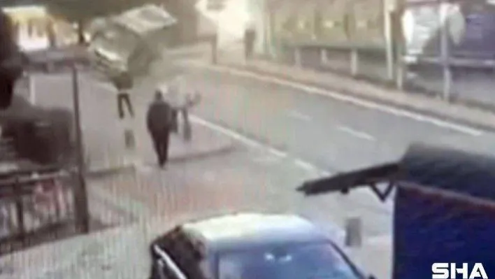 Şişli'de yolcu minibüsünün devrildiği kaza kamerada: Kaldırımdaki adam korkuyla yere düştü