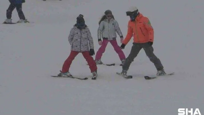 Sömestri tatilinin son günleri Uludağ'da tıklım tıklım