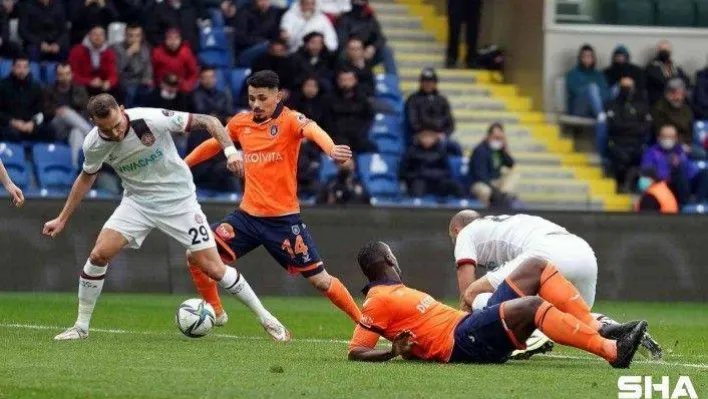 Spor Toto Süper Lig: Medipol Başakşehir: 1 - Fatih Karagümrük: 2 (İlk yarı)