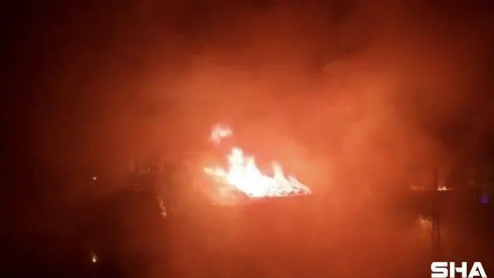 Sultanbeyli'de yangın paniği: 3 katlı binadaki yangın yandaki 2 binaya sıçradı