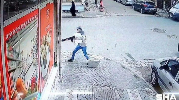 Sultangazi'de dehşet anları kamerada: Arkadaşını pompalı tüfekle vurdu