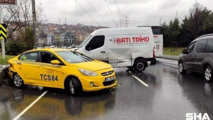 Sultangazi'de ticari taksiyle panelvan araç çarpıştı: 4 yaralı