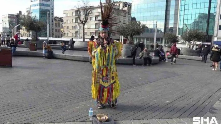 Taksim'de Kızılderili kıyafetli sokak sanatçısı ilgi çekti