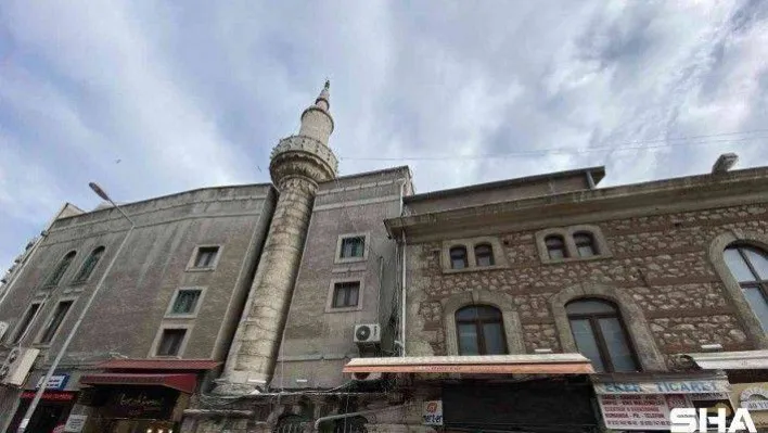 Tarihi caminin minaresi betonlaşmaya yenik düştü