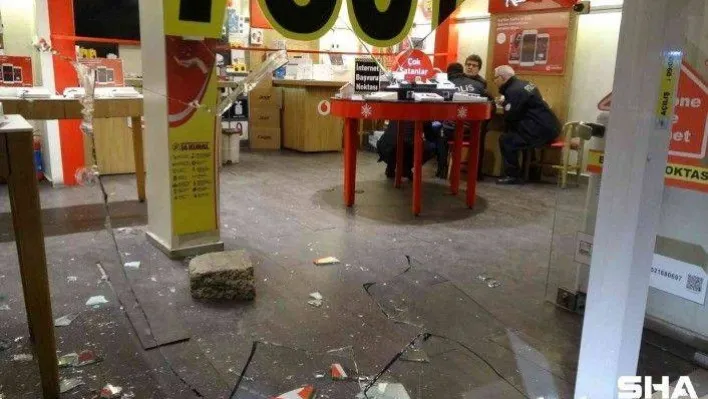 Taşla camı kırıp, 14 saniyede 100 bin TL değerinde 7 cep telefonu çaldı