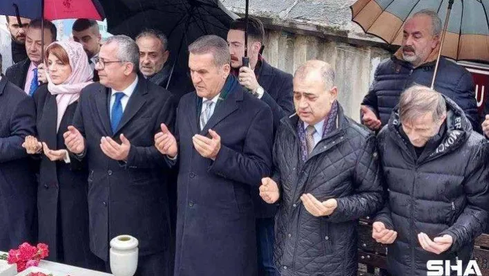 TDP Genel Başkanı Sarıgül eski başbakanlardan Necmettin Erbakan'ı kabri başında andı