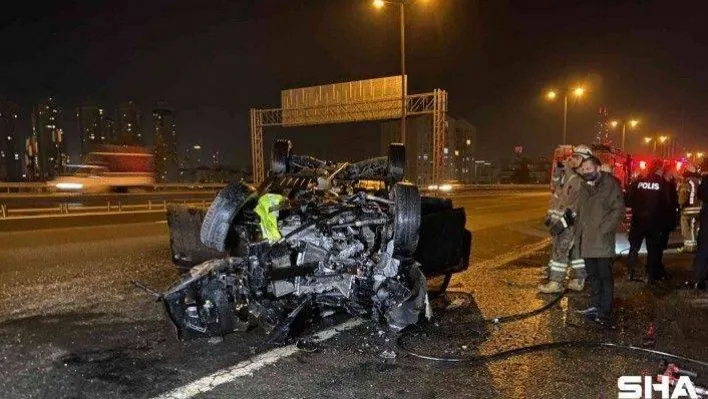 TEM Otoyolu'nda emniyet şeridindeki servis aracına çarpan cip takla attı