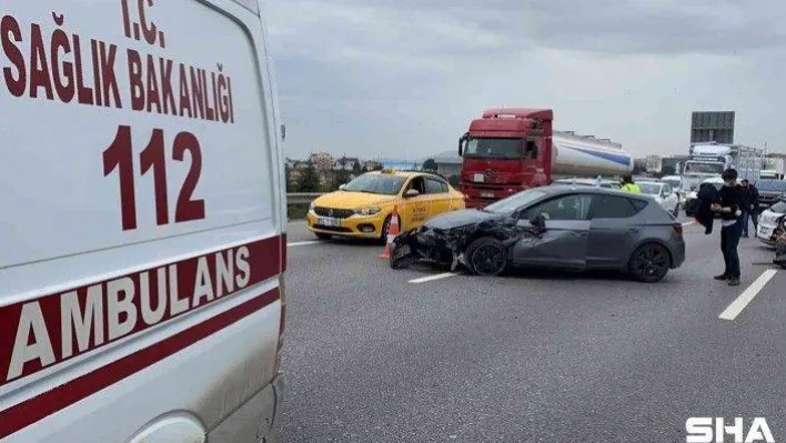 TEM'de 3 araç birbirine girdi: 2 yaralı