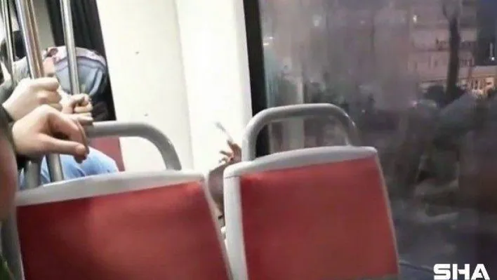Tramvayın sevimli yolcusu uyuyarak İstanbul turu attı