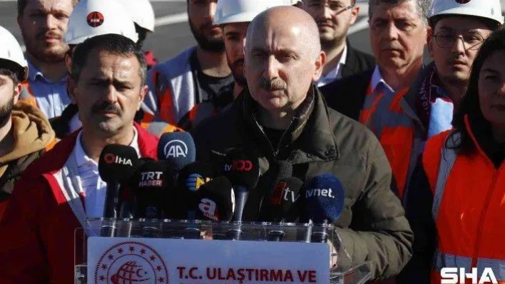 Ulaştırma ve Altyapı Bakanı Adil Karaismailoğlu, 1915 Çanakkale Köprüsünü yürüyerek geçti